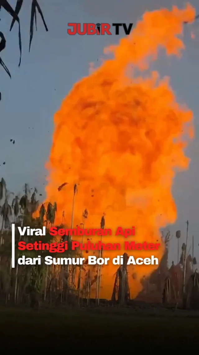Warga Aceh Utara dibuat panik setelah sumur bor di Gampong Blang Rubek, Kecamatan Lhoksukon, mendadak mengeluarkan semburan gas, lumpur, hingga kobaran api raksasa pada Jumat (22/5/2026).

Api muncul saat proses pengeboran sumur air yang digunakan untuk kebutuhan irigasi dan air bersih warga. Sebelum kobaran membesar, warga sempat mendengar suara ledakan dari lokasi pengeboran.

Diduga, pengeboran menembus kantong gas alam bawah tanah. Akibat kejadian ini, sejumlah rumah warga rusak dan puluhan warga terpaksa mengungsi sementara.

Sc: Berbagai Sumber
Editor: Tino

#jubirtv #jubirtvnewscom #acehutara #lhoksukon #sumurbor #viralaceh #semburanapi #gasalam #breakingnews #beritaviral #indonesia #fypindonesia