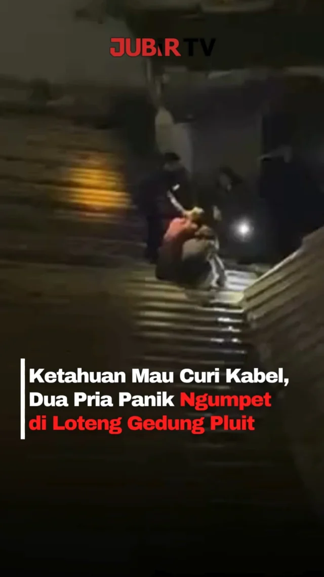 Aksi dua pria yang diduga hendak mencuri kabel di sebuah gedung kawasan Pluit, Jakarta Utara, berakhir gagal setelah keduanya ketahuan bersembunyi di loteng dekat ruang HRD lantai 4, Minggu malam (24/5/2026).

Menurut informasi yang beredar, kedua terduga pelaku masuk melalui ruko kosong di samping area parkir gedung sebelum mencoba mengambil kabel instalasi di area gudang. Namun gerak-gerik mereka lebih dulu dicurigai petugas keamanan dan warga.

Setelah dilakukan pencarian, keduanya akhirnya ditemukan bersembunyi di bagian atas gedung dan langsung diamankan. Video penangkapan tersebut pun viral di media sosial.

Informasi sementara, kedua pria tersebut tidak membawa identitas KTP dan mengaku tinggal di sekitar kawasan Pluit. Kasusnya kini masih dalam penanganan pihak berwenang.

Sc: Berbagai Sumber
Editor: Tino

#jubirtv #jubirtvnewscom #pluit #jakartautara #malingkabel #viralindonesia #pencurian #beritaviral #security #jakarta #fypindonesia #breakingnews