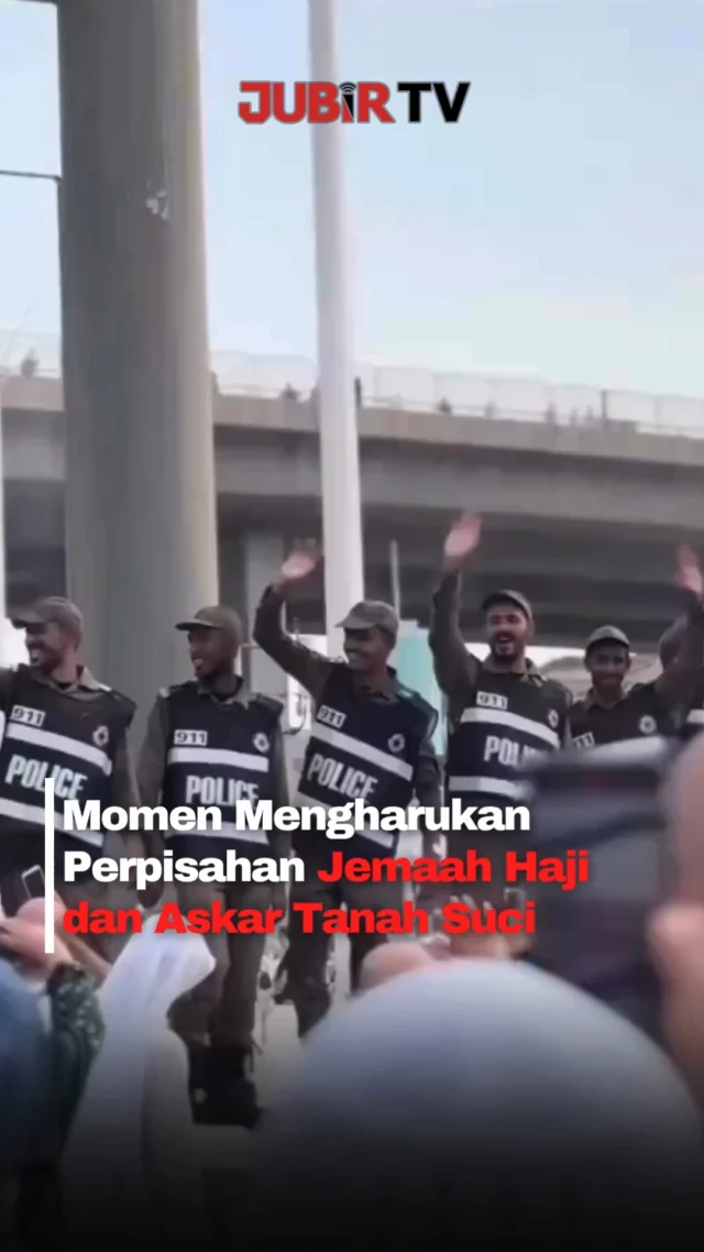 Bukan hanya sesama jemaah, perpisahan dengan petugas keamanan di Tanah Suci juga meninggalkan kesan mendalam bagi banyak jamaah haji.

Dalam sebuah video yang beredar, terlihat momen haru saat askar atau pasukan keamanan Arab Saudi melambaikan tangan dan mengucapkan salam perpisahan kepada para jemaah yang bersiap meninggalkan Tanah Suci, Jumat (29/5/2026).

Selama musim haji, para askar bertugas membantu menjaga keamanan dan kelancaran ibadah. Kedekatan yang terjalin selama proses ibadah membuat suasana perpisahan terasa hangat dan penuh haru.

Momen tersebut pun menjadi salah satu kenangan yang membekas bagi para jemaah sebelum kembali ke negara masing-masing.

Sc: Berbagai Sumber
Editor: Tino

#jubirtv #jubirtvnewscom #haji2026 #jemaahhaji #tanahsuci #makkah #madinah #askar #arabsaudi #momenharu #videoviral #islam