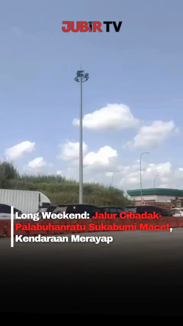 Long weekend membuat arus kendaraan menuju Sukabumi meningkat tajam. Pada Minggu (31/5/2026), kepadatan terjadi di jalur Palabuhanratu–Cibadak akibat tingginya volume kendaraan dari arah Jakarta dan Bogor.

Antrean kendaraan terlihat mengular dari kawasan pintu keluar tol hingga jalur arteri utama. Kondisi lalu lintas sempat tersendat dan kendaraan hanya bisa bergerak perlahan.

Lonjakan arus ini diperkirakan dipicu masyarakat yang memanfaatkan libur panjang untuk berwisata ke Palabuhanratu maupun mengunjungi kerabat di Sukabumi.

Editor: Tino

#jubirtv #jubirtvnewscom #longweekend #macet #palabuhanratu #cibadak #sukabumi #infolalin #wisatasukabumi #jalansukabumi #jawabarat #beritaterkini