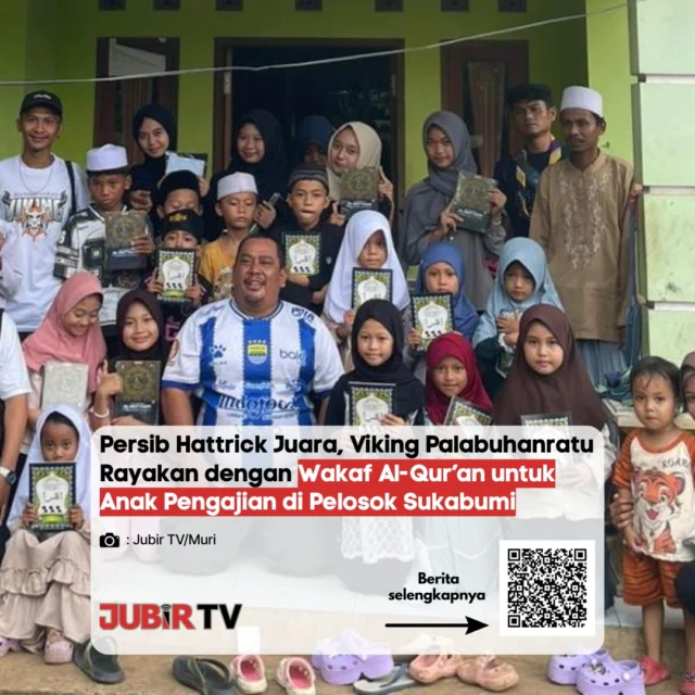 Persib Hattrick Juara, Viking Palabuhanratu Rayakan dengan Wakaf Al-Qur'an 🔵📖
Merayakan keberhasilan Persib Bandung mencetak hattrick juara, komunitas Viking Palabuhanratu memilih cara yang inspiratif. Mereka menggelar aksi sosial berupa wakaf Al-Qur'an untuk anak-anak pengajian di pelosok wilayah Kabupaten Sukabumi. Aksi ini menjadi bentuk syukur atas prestasi klub kesayangan sekaligus kepedulian terhadap pendidikan agama di daerah pelosok.

📌 𝐈𝐧𝐟𝐨 𝐥𝐞𝐧𝐠𝐤𝐚𝐩𝐧𝐲𝐚 𝐜𝐞𝐤 𝐝𝐢 𝐬𝐭𝐨𝐫𝐲 & 𝐬𝐨𝐫𝐨𝐭𝐚𝐧

#jubirtv #jubirtvnewscom #persib #vikingpalabuhanratu #hattrickjuara #aksisosial #wakafalquran #sukabumi #bobotoh #infosukabumi