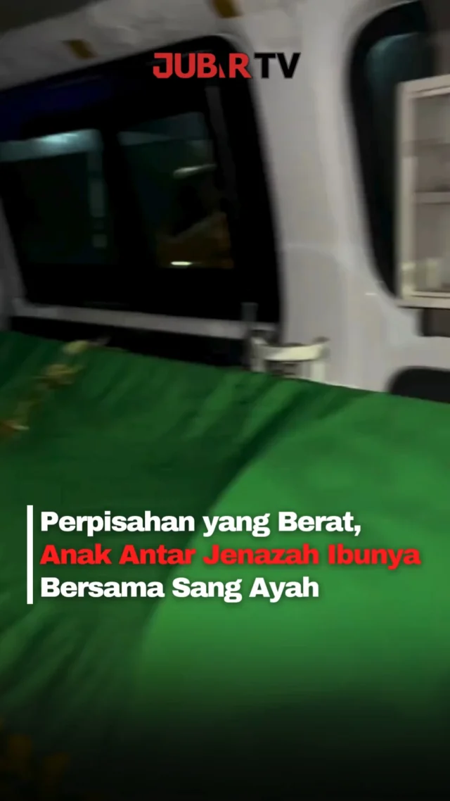 Tak ada yang siap kehilangan ibu, terlebih bagi seorang anak.

Video yang beredar di media sosial memperlihatkan momen mengharukan saat seorang bocah menemani jenazah sang ibu di dalam ambulans. Di samping ayahnya, ia berusaha tetap kuat meski kesedihan begitu jelas terlihat.

Semoga keluarga yang ditinggalkan diberi kekuatan dan almarhumah mendapat tempat terbaik di sisi Allah SWT.

🤲 Al-Fatihah.

Editor: Tino

#jubirtv #jubirtvnewscom #videoharu #viralindonesia #kisahharu #anakdanibu #keluarga #ambulans #momenharu #fypindonesia #beritaviral #doabersama