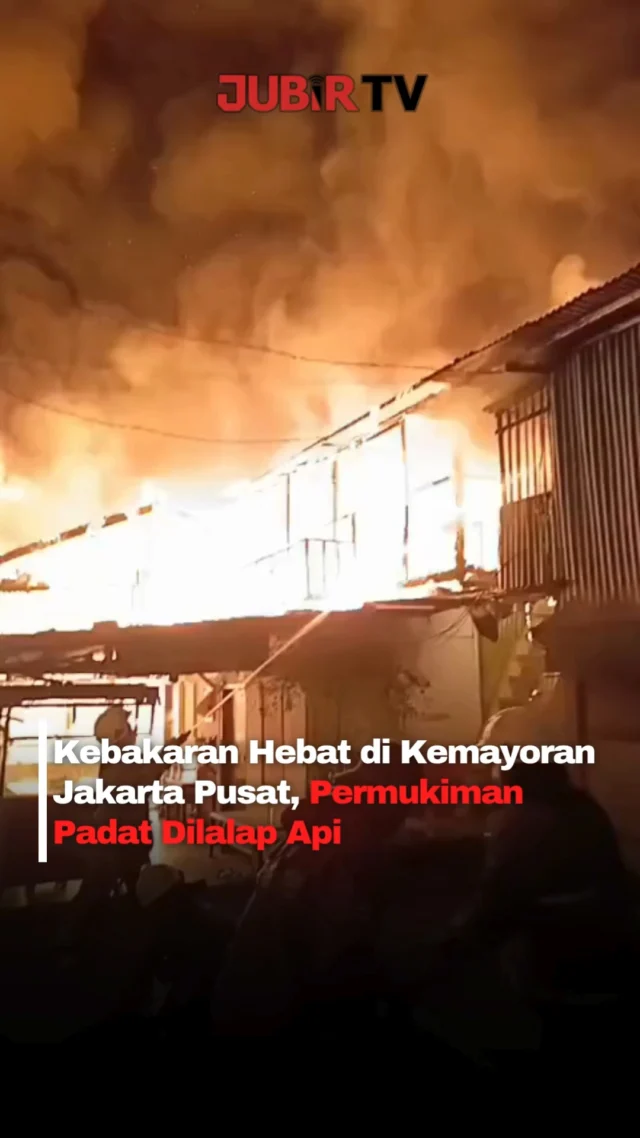 Kebakaran besar melanda kawasan permukiman di Jalan Kemayoran Gempol, Kelurahan Kebon Kosong, Kecamatan Kemayoran, Jakarta Pusat, pada Senin malam, 1 Juni 2026.

Api dilaporkan mulai berkobar sekitar pukul 21.00 WIB dan dengan cepat menjalar di area padat penduduk. Puluhan petugas pemadam kebakaran diterjunkan ke lokasi untuk mencegah api meluas ke bangunan lain.

Setelah proses pemadaman berlangsung selama beberapa jam, api akhirnya berhasil dikendalikan pada Selasa dini hari. Peristiwa ini mengakibatkan ratusan rumah terdampak dan ratusan warga harus mengungsi dari tempat tinggal mereka.

Hingga kini, penyebab kebakaran masih dalam penyelidikan pihak berwenang.

Sc: Berbagai Sumber
Editor: Tino

#jubirtv #jubirtvnewscom #kebakaran #kemayoran #jakartapusat #kebonkosong #beritaterkini #breakingnews #damkar #jakarta #infoviral #kejadianhariini