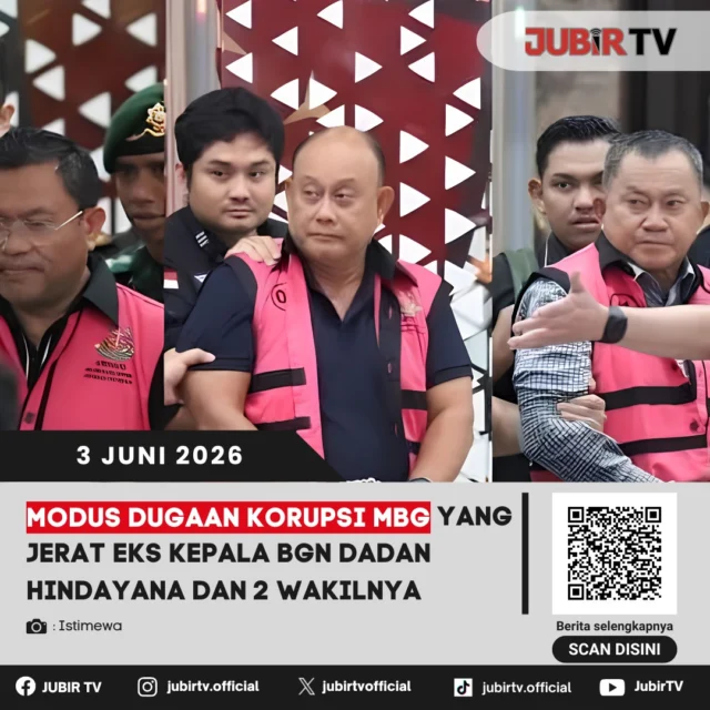 Dugaan Korupsi MBG Jerat Eks Kepala BGN Dadan Hindayana dan 2 Wakilnya
Mantan Kepala Badan Gizi Nasional (BGN) Dadan Hindayana beserta dua wakilnya resmi terseret kasus dugaan korupsi program Makan Bergizi Gratis (MBG). Modus yang dilakukan melibatkan manipulasi data penerima manfaat dan penggelembungan dana pengadaan bahan pangan. Praktik lancung ini menyebabkan kerugian negara yang signifikan. Saat ini, pihak berwenang tengah mendalami aliran dana dan keterlibatan pihak lain dalam skandal yang menghambat program strategis nasional tersebut.

📌 𝐈𝐧𝐟𝐨 𝐥𝐞𝐧𝐠𝐤𝐚𝐩𝐧𝐲𝐚 𝐜𝐞𝐤 𝐝𝐢 𝐬𝐭𝐨𝐫𝐲 & 𝐬𝐨𝐫𝐨𝐭𝐚𝐧

#jubirtv #jubirtvnewscom #nasional #korupsi #badangizinasional #dadanhindayana #makanbergizigratis #hukum #beritaterkini