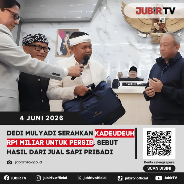 Dedi Mulyadi kembali menunjukkan dukungannya terhadap sepak bola Jawa Barat dengan memberikan dana kadeudeuh (apresiasi) sebesar Rp1 miliar kepada Persib Bandung. Dalam keterangannya, Dedi mengungkapkan bahwa dana tersebut merupakan hasil dari penjualan aset sapi pribadi miliknya. Aksi ini ia lakukan sebagai bentuk kecintaan dan motivasi agar tim kebanggaan warga Jawa Barat tersebut tetap berprestasi dan konsisten di kancah sepak bola nasional. Kontribusi ini diharapkan dapat memberikan suntikan semangat bagi seluruh jajaran pemain dan manajemen Persib dalam menghadapi kompetisi musim mendatang.

📌 𝐈𝐧𝐟𝐨 𝐥𝐞𝐧𝐠𝐤𝐚𝐩𝐧𝐲𝐚 𝐜𝐞𝐤 𝐝𝐢 𝐬𝐭𝐨𝐫𝐲 & 𝐬𝐨𝐫𝐨𝐭𝐚𝐧

#jubirtv #jubirtvnewscom #dedimulyadi #persib #persibbandung #kadeudeuh #maungbandung #sepakbola #beritanasional #sepakbolaindonesia