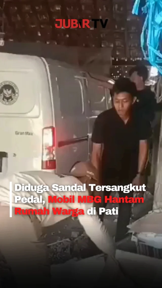 Sebuah mobil pengangkut program Makan Bergizi Gratis atau MBG mengalami kecelakaan tunggal dengan menabrak rumah warga di Desa Sidoluhur, Kecamatan Kayen, Kabupaten Pati, Jawa Tengah, Rabu (3/6/2026) siang.

Berdasarkan informasi yang beredar, insiden diduga terjadi setelah sandal pengemudi tersangkut di pedal gas sehingga kendaraan melaju tidak terkendali.

Mobil kemudian menghantam bagian depan rumah warga hingga tembok bangunan jebol dan sejumlah barang di dalam rumah mengalami kerusakan.

Beruntung tidak ada korban jiwa maupun korban luka dalam peristiwa tersebut. Kasus ini masih dalam penanganan pihak berwenang.

Sc: Berbagai Sumber
Editor: Tino

#jubirtv #jubirtvnewscom #mbg #makanbergizigratis #pati #kayen #jawatengah #beritaviral #kecelakaan #rumahwarga #kejadianhariini #viralindonesia