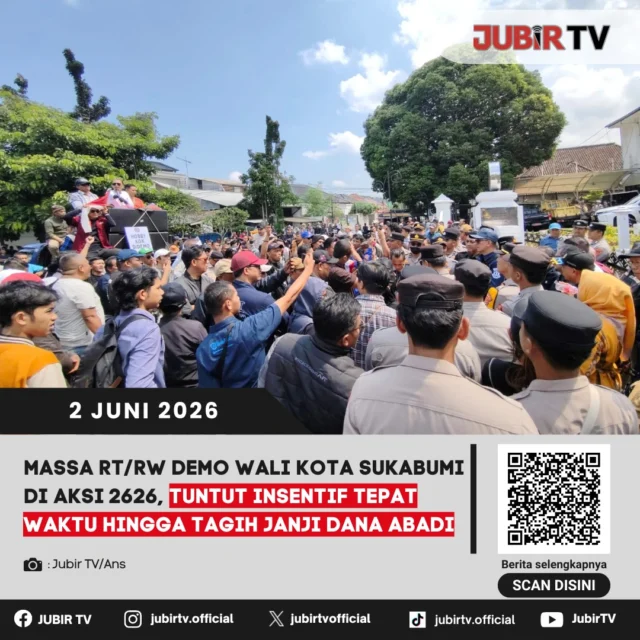 Aksi unjuk rasa yang berlangsung pada 2 Juni 2026 di depan kantor Wali Kota Sukabumi diramaikan oleh massa yang terdiri dari para Ketua RT dan RW. Mereka datang menuntut kepastian pembayaran insentif yang dinilai sering terlambat, serta menagih janji pemerintah daerah terkait pencairan dana abadi yang dinantikan oleh perangkat kewilayahan. Aksi ini menjadi sorotan sebagai bentuk kekecewaan atas keterlambatan hak operasional yang selama ini menunjang tugas pelayanan warga di tingkat akar rumput. Hingga berita ini diturunkan, perwakilan massa tengah melakukan audiensi dengan pihak pemerintah daerah untuk mencari solusi atas tuntutan tersebut.

📌 𝐈𝐧𝐟𝐨 𝐥𝐞𝐧𝐠𝐤𝐚𝐩𝐧𝐲𝐚 𝐜𝐞𝐤 𝐝𝐢 𝐬𝐭𝐨𝐫𝐲 & 𝐬𝐨𝐫𝐨𝐭𝐚𝐧

#jubirtv #jubirtvnewscom #sukabumi #kotasukabumi #aksidemo #rt #rw #insentifrt #danaabadi #aspirasiwarga #infosukabumi #beritaterkini