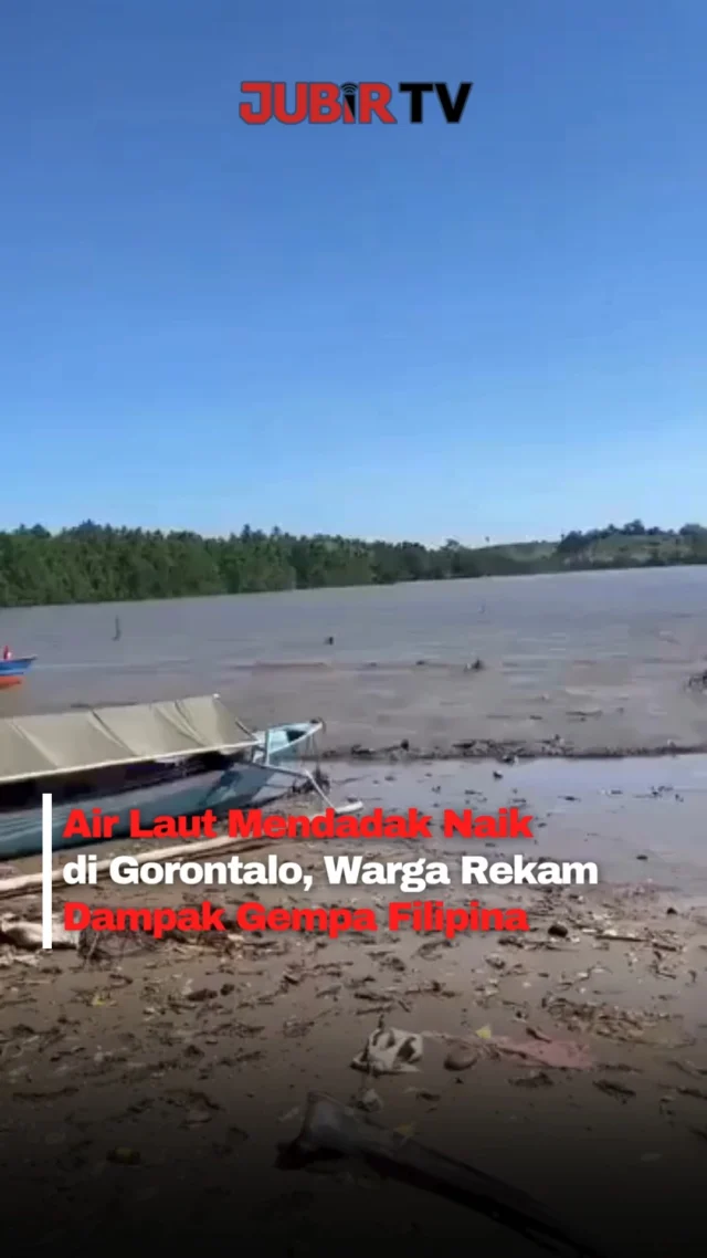Kondisi laut di Desa Imana, Kecamatan Atinggola, Kabupaten Gorontalo Utara, menjadi sorotan usai gempa magnitudo 7,7 yang mengguncang wilayah Pantai Selatan Mindanao, Filipina, Senin (8/6/2026).

Video yang beredar memperlihatkan perubahan permukaan air laut yang terjadi secara tiba-tiba. Sejumlah perahu nelayan tampak berguncang saat gelombang datang sesaat setelah gempa terjadi.

BMKG sebelumnya mengeluarkan peringatan dini tsunami untuk sejumlah wilayah Indonesia timur. Masyarakat pesisir pun diimbau tetap waspada dan mengikuti informasi resmi dari pihak berwenang.

📍 Desa Imana, Kecamatan Atinggola, Kabupaten Gorontalo Utara

Sc: Berbagai Sumber
Editor: Tino

#jubirtv #jubirtvnewscom #gempafilipina #gempa77 #tsunami #gorontalo #gorontaloutara #bmkg #peringatantsunami #infoterkini #beritaviral #indonesiatimur