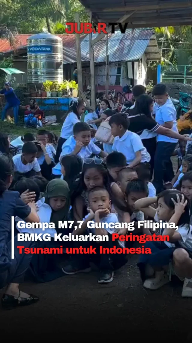 Gempa bumi tektonik berkekuatan Magnitudo 7,7 mengguncang wilayah Pantai Selatan Mindanao, Filipina, Senin (8/6/2026) pagi.

Berdasarkan analisis BMKG, gempa dangkal yang berpusat di laut tersebut berpotensi memicu tsunami dan membuat sejumlah wilayah di Indonesia masuk status peringatan dini tsunami, termasuk Sulawesi Utara, Gorontalo, Sulawesi Tengah, Maluku Utara, dan Kalimantan Timur.

Masyarakat yang berada di wilayah pesisir diimbau untuk tetap tenang, menjauhi area pantai serta mengikuti informasi resmi dari BMKG dan pemerintah setempat.

Sc: Berbagai Sumber
Editor: Tino

#jubirtv #jubirtvnewscom #gempa #gempafilipina #tsunami #bmkg #peringatantsunami #mindanao #sulawesiutara #gorontalo #malukuutara #breakingnews