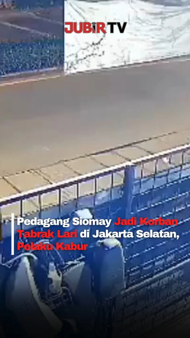 Seorang pedagang siomay menjadi korban tabrak lari di Jalan M. Saidi Raya, Petukangan Selatan, Pesanggrahan, Jakarta Selatan, Selasa (2/6/2026) malam.

Korban mengaku gerobaknya ditabrak pengendara motor yang diduga sedang bermain ponsel saat berkendara. Akibat kejadian itu, gerobak mengalami kerusakan, kaca pecah, dagangan tumpah ke jalan, dan korban mengalami memar di bagian dada.

Usai menabrak, pengendara motor disebut langsung meninggalkan lokasi tanpa memberikan pertolongan maupun bertanggung jawab atas kerugian yang ditimbulkan.

Keluarga korban berharap pelaku segera datang untuk menyelesaikan persoalan tersebut.

📍 Jalan M. Saidi Raya, Petukangan Selatan, Pesanggrahan, Jakarta Selatan

Sc: Berbagai Sumber
Editor: Tino

#jubirtv #jubirtvnewscom #tabraklari #pedagangsiomay #jakartaselatan #pesanggrahan #viral #cctvviral #beritaviral #kejadianhariini #infojakarta #tabraklarijakarta