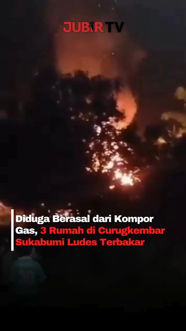 Kobaran api menghanguskan tiga rumah panggung di Kampung Cihideung, Desa Curugkembar, Kecamatan Curugkembar, Kabupaten Sukabumi, Selasa (9/6/2026) malam.

Api diduga berasal dari kompor gas dan cepat membesar karena bangunan didominasi material kayu. Warga sempat melakukan pemadaman secara mandiri sebelum petugas damkar tiba di lokasi.

Tidak ada korban jiwa dalam peristiwa ini. Namun, tiga kepala keluarga dengan total 10 jiwa kehilangan tempat tinggal. Kerugian ditaksir mencapai Rp250 juta.

📍 Kampung Cihideung, Desa Curugkembar, Kabupaten Sukabumi 

Editor: Tino

#jubirtv #jubirtvnewscom #kebakaran #curugkembar #sukabumi #kebakaransukabumi #damkar #infobencana #beritasukabumi #jawabarat #infoterkini #beritaviral