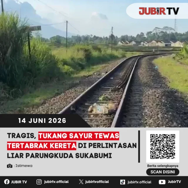 Seorang tukang sayur bernama Asep Yusup (49) meninggal dunia setelah tertabrak KA Pangrango di perlintasan liar wilayah Parungkuda, Kabupaten Sukabumi. Korban yang sehari-hari berjualan sayur diduga sedang melintas di sekitar rel saat kereta melaju dari arah Bogor menuju Sukabumi. Warga sekitar sempat memberikan peringatan, namun nahas, kecelakaan tak dapat dihindari.

Peristiwa ini kembali menjadi pengingat pentingnya keselamatan di sekitar jalur kereta api. PT KAI mengimbau masyarakat untuk tidak beraktivitas di area rel maupun menggunakan perlintasan liar demi mencegah terulangnya kejadian serupa.

📌 𝐈𝐧𝐟𝐨 𝐥𝐞𝐧𝐠𝐤𝐚𝐩𝐧𝐲𝐚 𝐜𝐞𝐤 𝐝𝐢 𝐬𝐭𝐨𝐫𝐲 & 𝐬𝐨𝐫𝐨𝐭𝐚𝐧

#jubirtv #jubirtvnewscom #sukabumi #parungkuda #kapangrango #kecelakaankereta #perlintasanliar #beritasukabumi #jawabarat #keselamatankereta #infoterkini #kecelakaanmaut