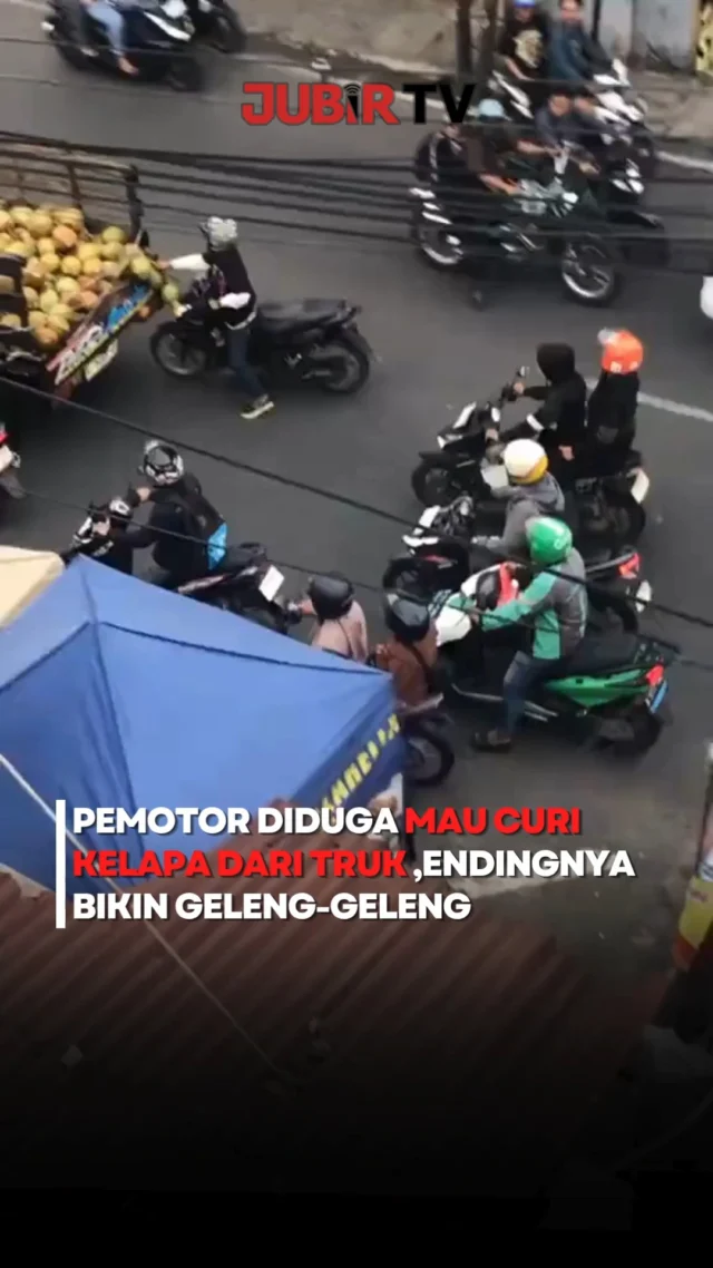 Sebuah video yang viral di media sosial memperlihatkan aksi seorang pengendara motor yang diduga berusaha mengambil kelapa dari truk bermuatan kelapa yang sedang melaju di jalan.

Bukannya berhasil membawa pulang kelapa, pria tersebut justru kehilangan keseimbangan hingga terjatuh dari motornya. Meski sempat menjadi perhatian pengguna jalan lain, upayanya tetap gagal dan tidak mendapatkan kelapa yang diincar.

Momen tersebut ramai dibicarakan warganet dan menuai beragam komentar di media sosial.

Sc: Berbagai Sumber
Editor: Tino

#jubirtv #jubirtvnewscom #viralhariini #viralvideo #pemotorviral #kelapa #trukkelapa #kejadianunik #videoviral #pengendaramotor #fypindonesia #beritaviral