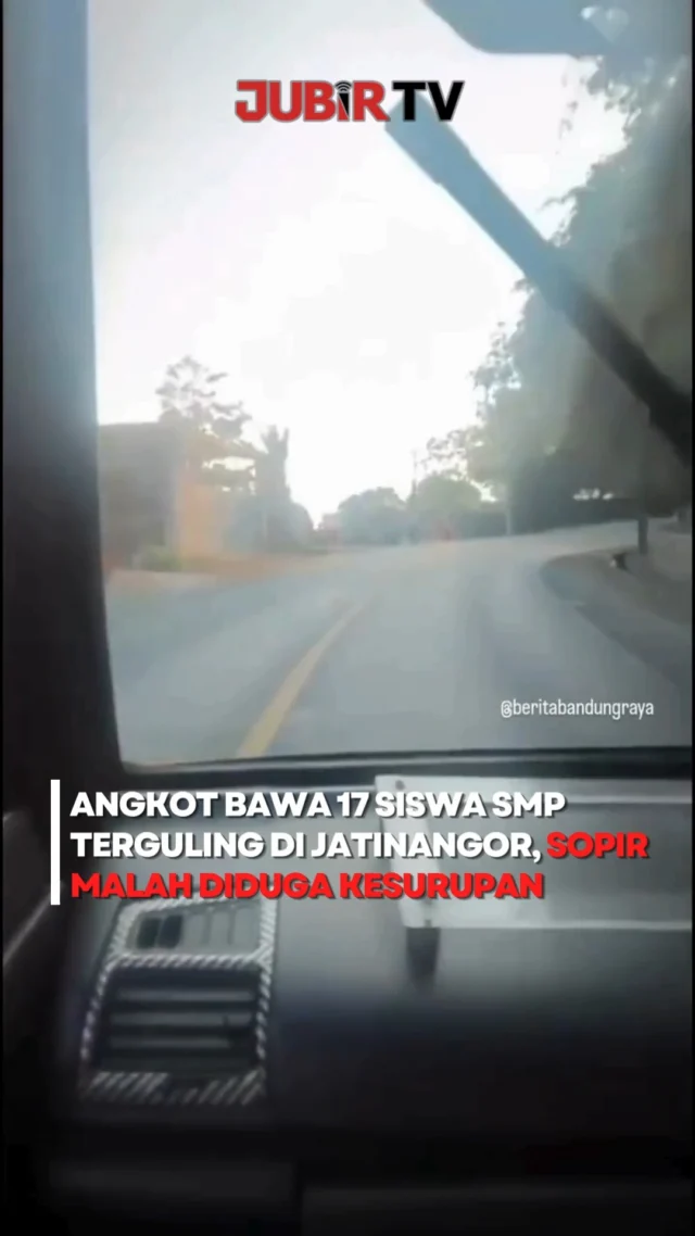 Perjalanan pulang 17 siswa SMPN 1 Tanjungsari dari kawasan Jatinangor berakhir dengan kecelakaan setelah angkot jurusan Cileunyi–Sumedang yang mereka tumpangi terguling di Jalan Raya Cikuda, Jatinangor, Kabupaten Sumedang, Kamis (18/6/2026).

Beruntung tidak ada korban jiwa dalam insiden tersebut. Namun, perhatian publik justru tertuju pada sopir angkot yang dalam video viral terlihat menunjukkan perilaku tak biasa usai kecelakaan terjadi. Hingga kini, video tersebut masih ramai diperbincangkan warganet.

Sc: Berbagai Sumber
Editor: Tino

#jubirtv #jubirtvnewscom #angkotterguling #sumedang #jatinangor #kecelakaanangkot #siswasmp #viralhariini #jawabarat #beritaviral #kejadianviral #infojabar