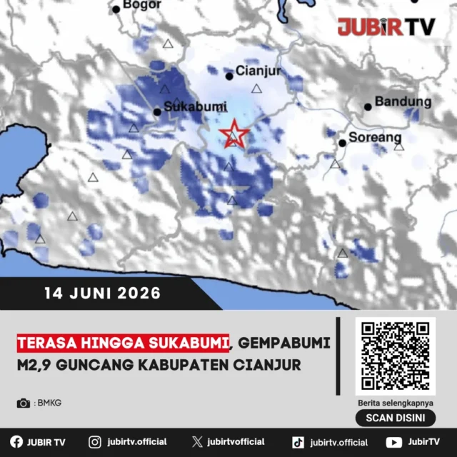 Warga Sukabumi turut merasakan getaran gempa bumi berkekuatan Magnitudo 2,9 yang mengguncang wilayah Kabupaten Cianjur. Berdasarkan informasi BMKG, gempa tersebut berpusat di darat dengan kedalaman dangkal sehingga getarannya terasa di sejumlah wilayah sekitar, termasuk Sukabumi.

Meski sempat membuat warga panik, hingga laporan terakhir tidak terdapat informasi mengenai korban jiwa maupun kerusakan bangunan akibat peristiwa tersebut. Masyarakat diimbau tetap tenang, tidak mudah percaya pada informasi yang belum terverifikasi, serta mengikuti perkembangan resmi dari BMKG terkait aktivitas kegempaan.

📌 𝐈𝐧𝐟𝐨 𝐥𝐞𝐧𝐠𝐤𝐚𝐩𝐧𝐲𝐚 𝐜𝐞𝐤 𝐝𝐢 𝐬𝐭𝐨𝐫𝐲 & 𝐬𝐨𝐫𝐨𝐭𝐚𝐧

#jubirtv #jubirtvnewscom #gempabumi #gempacianjur #gempa #bmkg #sukabumi #cianjur #jawabarat #infogempa #beritaterkini #bencanalam