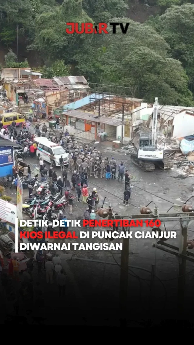 Tangis pedagang pecah saat 160 kios di kawasan Puncak Pass-Segar Alam, Cianjur, dibongkar petugas gabungan pada Sabtu (13/6/2026).

Penertiban dilakukan sebagai bagian dari penataan kawasan wisata Puncak dan jalur nasional. Meski sempat diwarnai penolakan, proses pembongkaran tetap berlangsung dengan bantuan alat berat.

Di balik upaya penataan, ada kisah para pedagang yang harus kehilangan tempat usaha yang selama bertahun-tahun menjadi sumber penghidupan mereka. Kini, mereka berharap adanya relokasi dan solusi dari pemerintah agar bisa kembali mencari nafkah.

Sc: Berbagai Sumber
Editor: Tino

#jubirtv #jubirtvnewscom #puncakpass #cianjur #puncakbogor #satpolpp #penertibankios #kiosilegal #beritaviral #jawabarat #pedagang #beritaterkini