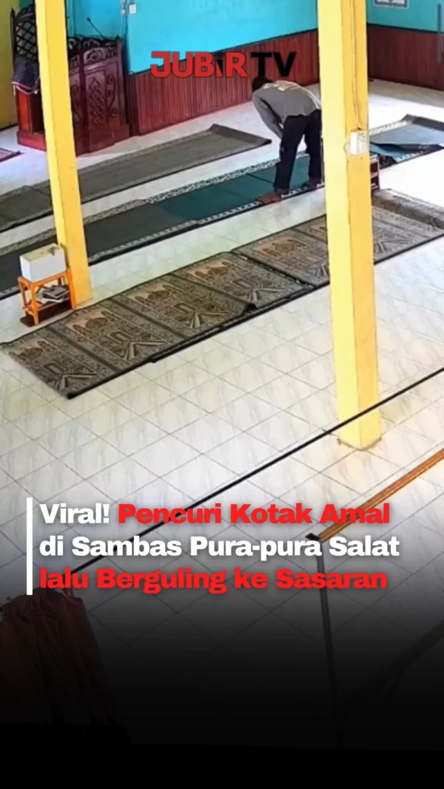 Aksi pencurian kotak amal di Masjid Al-Mukmin, Kecamatan Sambas, Kalimantan Barat, menjadi sorotan setelah terekam kamera CCTV.

Pelaku diduga berpura-pura salat sambil memantau keadaan sekitar. Saat situasi dirasa aman, ia mendekati kotak amal dengan cara berguling di lantai sebelum melancarkan aksinya.

Modus yang tak biasa itu pun ramai diperbincangkan warganet dan warga setempat.

Sc: Berbagai Sumber
Editor: Tino

#jubirtv #jubirtvnewscom #pencuriankotakamal #kotakamal #masjidalmukmin #sambas #kalimantanbarat #cctvviral #beritaviral #infoterkini #faktaviral #kriminalindonesia