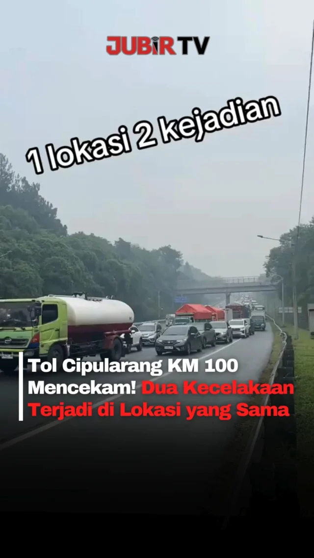 Dua kecelakaan dilaporkan terjadi di KM 100 Tol Cipularang pada Sabtu (13/6/2026), baik di arah Jakarta maupun Bandung. Salah satunya melibatkan bus MGI yang terlihat naik ke pembatas jalan dan menyebabkan kepadatan arus lalu lintas.

Hingga saat ini belum diketahui penyebab pasti maupun informasi resmi terkait korban. Pengendara diimbau untuk selalu menjaga jarak aman, mengurangi kecepatan, dan tetap fokus saat melintas di ruas Tol Cipularang.

Sc: Berbagai Sumber
Editor: Tino

#jubirtv #jubirtvnewscom #tolcipularang #tolpurbaleunyi #kecelakaantol #busmgi #kecelakaanbus #km100 #beritaviral #infolalin #lalulintas #beritaterkini
