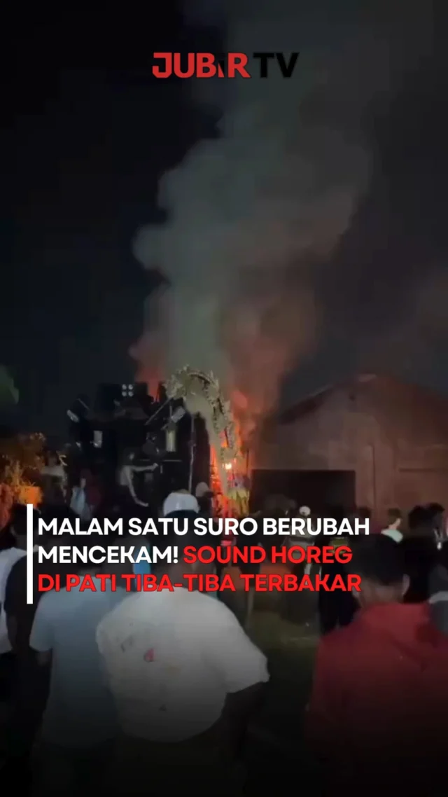 Kemeriahan malam satu Suro di Desa Pasucen, Kecamatan Trangkil, Kabupaten Pati, mendadak berubah tegang setelah sebuah truk pengangkut sound horeg terbakar pada Senin (15/6/2026) malam. Kebakaran diduga dipicu korsleting listrik pada genset yang digunakan sebagai sumber daya utama. Tidak ada korban jiwa dalam insiden ini, namun satu unit genset 150 KVA dan kabel penyambung mengalami kerusakan berat dengan total kerugian ditaksir mencapai Rp275 juta.

𝗣𝗲𝗻𝗷𝗲𝗹𝗮𝘀𝗮𝗻 𝗹𝗲𝗻𝗴𝗸𝗮𝗽𝗻𝘆𝗮 𝗱𝗶 𝗸𝗼𝗹𝗼𝗺 𝗸𝗼𝗺𝗲𝗻𝘁𝗮𝗿 👇

#jubirtv #jubirtvnewscom #SoundHoreg #SoundHoregPati #PatiHariIni #MalamSatuSuro #KebakaranPati #Trangkil #JawaTengah #ViralHariIni #InfoPati #BeritaViral