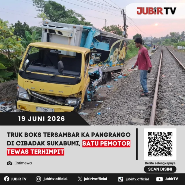 Kecelakaan maut terjadi di perlintasan kereta api Cibadak setelah sebuah truk boks tersambar Kereta Api Pangrango. Insiden tersebut mengakibatkan seorang pengendara motor meninggal dunia setelah terhimpit kendaraan di lokasi kejadian.

Peristiwa ini sempat mengundang perhatian warga dan menyebabkan gangguan di sekitar area perlintasan. Bagaimana kronologi kecelakaan tersebut, kondisi para korban, serta keterangan dari pihak berwenang?

📌 𝐈𝐧𝐟𝐨 𝐥𝐞𝐧𝐠𝐤𝐚𝐩𝐧𝐲𝐚 𝐜𝐞𝐤 𝐝𝐢 𝐬𝐭𝐨𝐫𝐲 & 𝐬𝐨𝐫𝐨𝐭𝐚𝐧

#jubirtv #jubirtvnewscom #kecelakaankereta #kapangrango #cibadak #sukabumi #trukboks #kecelakaanmaut #beritasukabumi #jawabarat #infoterkini #perlintasankeretaapi