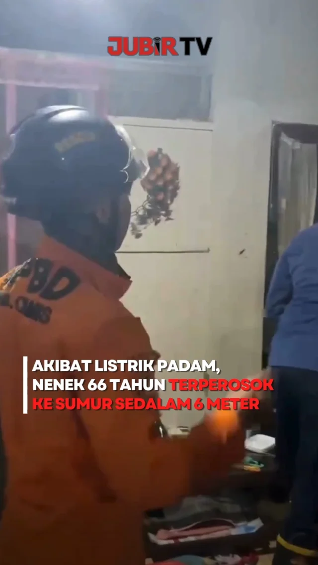 Suasana gelap akibat pemadaman listrik berujung musibah bagi seorang lansia di Desa Imbanagara Raya, Kecamatan Ciamis, Jawa Barat, Kamis (18/6/2026) malam.

Korban bernama Farida (66) dilaporkan terjatuh ke dalam sumur sedalam sekitar 6 meter saat berjalan di sekitar rumah. Diduga minimnya penerangan membuat korban tidak menyadari keberadaan bibir sumur.

Tim gabungan dari BPBD, Damkar, PMI, tenaga kesehatan, perangkat desa, dan warga langsung melakukan evakuasi. Setelah proses penyelamatan berlangsung sekitar satu jam, korban berhasil diangkat dalam keadaan selamat dan tidak mengalami luka serius.

Sc: Berbagai Sumber
Editor: Tino

#jubirtv #jubirtvnewscom #ciamis #evakuasisumur #lansiajatuh #bpbdciamis #damkarciamis #beritajawabarat #kejadianciamis #evakuasikorban #informasiterkini #viralindonesia