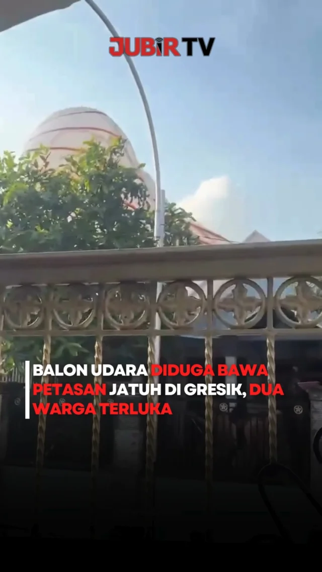 Sebuah balon udara liar dilaporkan jatuh dan meledak di Desa Prambangan, Kecamatan Kebomas, Kabupaten Gresik, Jawa Timur, Selasa (16/6/2026). Sebelum menghantam rumah warga, balon udara tersebut diduga sempat mengenai tiang listrik hingga memicu ledakan.

Akibat insiden ini, dua warga mengalami luka-luka dan bagian belakang rumah mengalami kerusakan cukup parah. Salah satu korban bahkan harus mendapatkan perawatan medis setelah tangannya terluka saat menggunakan gerinda ketika kejadian berlangsung.

Polisi kini masih menyelidiki asal-usul balon udara bertuliskan "Mahjong" tersebut serta pihak yang bertanggung jawab atas peristiwa ini.

Sc: Berbagai Sumber
Editor: Tino

#jubirtv #jubirtvnewscom #balonudara #gresik #kebomas #jawatimur #ledakan #viralhariini #beritaviral #kejadiangresik #infogresik #petasanbalonudara