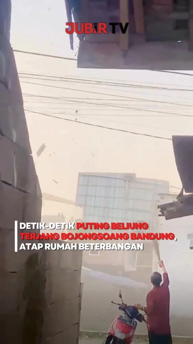 Angin puting beliung menerjang permukiman warga di Kampung Cibisoro, RW 16 dan RW 21, Desa Bojongsari, Kecamatan Bojongsoang, Kabupaten Bandung, Jawa Barat, Sabtu (20/6/2026) sekitar pukul 15.30 WIB.

Peristiwa terjadi saat angin kencang datang secara tiba-tiba dan menyapu kawasan permukiman. Rekaman video amatir warga memperlihatkan pusaran angin melintas hingga menerbangkan atap sejumlah rumah.

Akibat kejadian tersebut, beberapa rumah warga mengalami kerusakan, terutama pada bagian atap. Warga kemudian bergotong royong membersihkan material bangunan yang berserakan sambil menunggu proses pendataan dari pihak terkait.

Hingga saat ini, belum ada laporan resmi mengenai korban jiwa maupun korban luka. Petugas dan pemerintah setempat masih melakukan pendataan untuk mengetahui jumlah kerusakan yang ditimbulkan akibat puting beliung tersebut.

Sc: Berbagai Sumber
Editor: Tino

#jubirtv #jubirtvnewscom #putingbeliung #anginkencang #bojongsoang #kabupatenbandung #bandung #bencanaalam #cuacaekstrem #viralbandung #jawabarat #beritaterkini