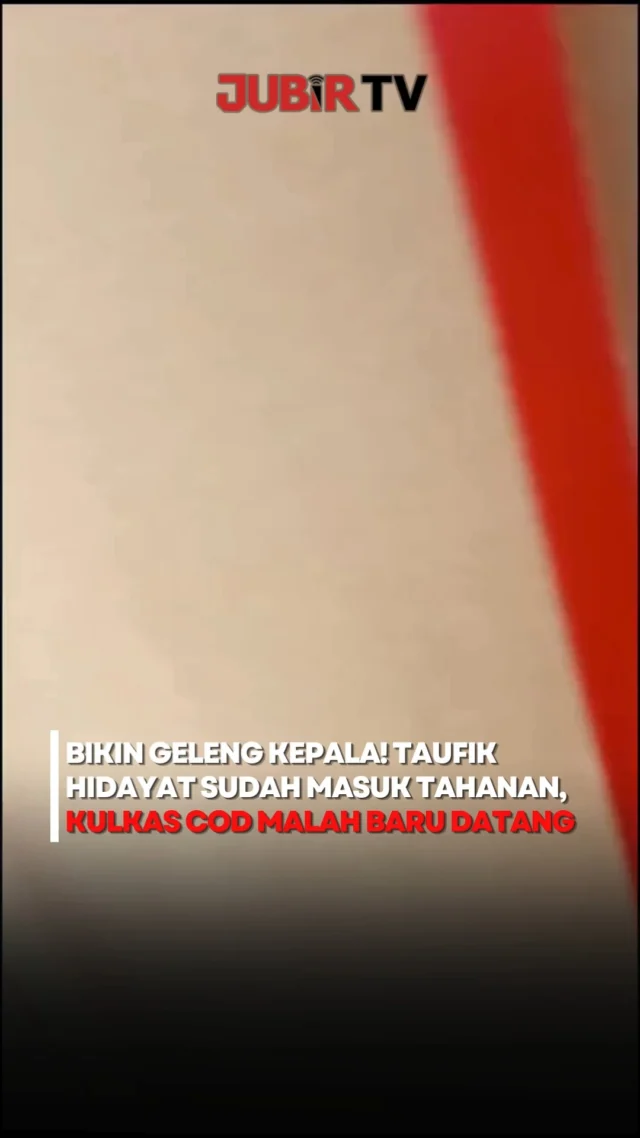 Di tengah ramainya kasus penyekapan dan penganiayaan yang menjerat Taufik Hidayat (30), muncul sebuah cerita lain yang turut viral di media sosial.

Seorang kurir ekspedisi diduga hendak mengantarkan sebuah kulkas yang dipesan atas nama Taufik dengan metode pembayaran cash on delivery (COD). Kurir tersebut bahkan memperlihatkan data pesanan melalui aplikasi di ponselnya.

Namun, proses pengiriman tidak dapat diselesaikan karena Taufik telah lebih dulu ditangkap polisi terkait kasus yang menjeratnya. Sesuai prosedur, paket kulkas itu akhirnya dikembalikan atau diretur kepada pihak penjual.

Video tersebut pun ramai diperbincangkan warganet. Sebagian menganggapnya sebagai kejadian yang unik, sementara lainnya menduga pesanan tersebut bisa saja merupakan aksi iseng setelah identitas dan alamat tersangka sempat beredar luas di media sosial.

Sc: Berbagai Sumber
Editor: Tino

#jubirtv #jubirtvnewscom #taufikhidayat #bandung #jawabarat #beritaviral #viralindonesia #kriminal #cod #kurir #infoterkini #beritahariini