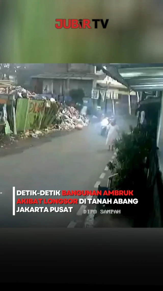 Sebuah bangunan kosong di area Dipo Sampah Pasar Pintu Air, Petamburan, Kecamatan Tanah Abang, Jakarta Pusat, ambruk usai tanah di sekitarnya longsor pada Jumat (26/6/2026) sekitar pukul 05.48 WIB.

Peristiwa diduga dipicu hujan deras yang mengguyur wilayah tersebut sejak sehari sebelumnya hingga menyebabkan tanah di tepi sungai terkikis. Pondasi bangunan yang sudah tua juga diduga memperparah kondisi hingga bangunan akhirnya roboh.

Beruntung, tidak ada korban jiwa dalam insiden ini. Namun, longsor menyebabkan kerusakan di area dipo sampah dan sempat mengganggu arus lalu lintas di sekitar lokasi. Petugas telah mengamankan area serta memasang garis polisi untuk proses penyelidikan dan mengantisipasi longsor susulan.

Sc: Berbagai Sumber
Editor: Tino

#jubirtv #jubirtvnewscom #jakartapusat #tanahabang #petamburan #longsor #bangunanambruk #hujanderas #beritaviral #infokejadian #kejadianhariini