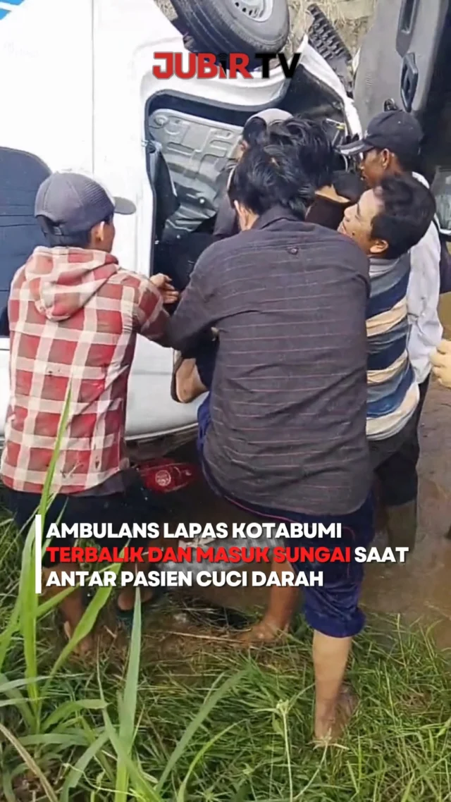 Sebuah ambulans milik Lapas Kelas IIA Kotabumi mengalami kecelakaan tunggal di Jalan Lintas Sumatera, Kecamatan Way Pengubuan, Kabupaten Lampung Tengah, Senin (22/6/2026).

Kendaraan tersebut sedang mengantar seorang warga binaan untuk menjalani cuci darah di RSUD Dr. H. Abdul Moeloek, Bandar Lampung. Dalam video yang beredar, ambulans terlihat terbalik hingga masuk ke sungai di pinggir jalan.

Beruntung seluruh penumpang berhasil dievakuasi dan langsung mendapatkan penanganan medis. Penyebab kecelakaan masih dalam penelusuran pihak terkait.

Sc: Berbagai Sumber
Editor: Tino

#jubirtv #jubirtvnewscom #lampung #lampungtengah #kotabumi #ambulans #kecelakaan #kecelakaantunggal #beritaviral #viralindonesia #lintassumatera #infoterkini