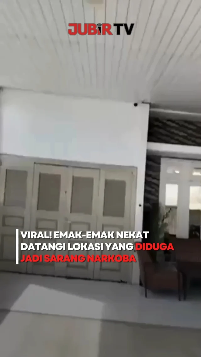 Viral di media sosial, seorang warga perempuan di Aek Kanopan, Kecamatan Kualuh Hulu, Kabupaten Labuhanbatu Utara, Sumatera Utara, merekam sebuah lokasi yang diduga menjadi tempat aktivitas peredaran narkoba.

Dalam video yang beredar, perempuan tersebut menunjukkan area yang disebut warga sebagai lokasi transaksi narkotika. Ia juga mengungkap keresahannya terhadap dugaan aktivitas yang disebut berlangsung di lingkungan sekitar.

Rekaman itu turut memperlihatkan sebuah rumah yang berada tak jauh dari lokasi serta seorang pria yang diduga sedang menggunakan narkotika jenis sabu. Video tersebut kemudian ramai diperbincangkan dan menarik perhatian publik.

Menindaklanjuti informasi yang viral, jajaran Polsek Kualuh Hulu dilaporkan melakukan pengecekan dan penggerebekan ke lokasi pada Selasa malam, 23 Juni 2026.

Hingga kini, belum ada keterangan resmi lebih lanjut terkait hasil pemeriksaan maupun penggerebekan tersebut. Sementara itu, aksi warga yang berani mengungkap dugaan peredaran narkoba mendapat beragam tanggapan dari masyarakat di media sosial.

Sc: Berbagai Sumber
Editor: Tino

#jubirtv #jubirtvnewscom #labuhanbatuutara #aekkanopan #sumaterautara #narkoba #peredarannarkoba #beritaviral #viralindonesia #kriminal #polisi #infoterkini