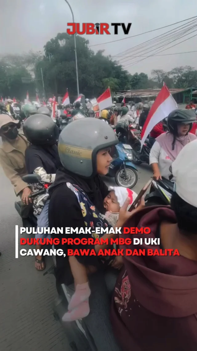 Puluhan emak-emak menggelar aksi dukungan terhadap Program Makan Bergizi Gratis (MBG) di kawasan UKI Cawang, Jakarta Timur, Senin (22/6/2026). Dalam aksi tersebut, peserta membentangkan spanduk dan poster berisi dukungan agar program MBG tetap dilanjutkan.

Aksi ini menarik perhatian karena sejumlah peserta datang bersama anak-anak, bahkan ada yang menggendong bayi saat menyampaikan aspirasi. Di satu sisi, para peserta menilai program MBG membantu pemenuhan gizi keluarga dan anak-anak. Namun di sisi lain, pelibatan anak dalam aksi tersebut memunculkan berbagai tanggapan dan perdebatan di media sosial.

Sc: Berbagai Sumber
Editor: Tino

#jubirtv #jubirtvnewscom #mbg #makanbergizigratis #demombg #cawang #jakartatimur #beritaviral #aksiemakemak #beritahariini #viralindonesia #infoterkini