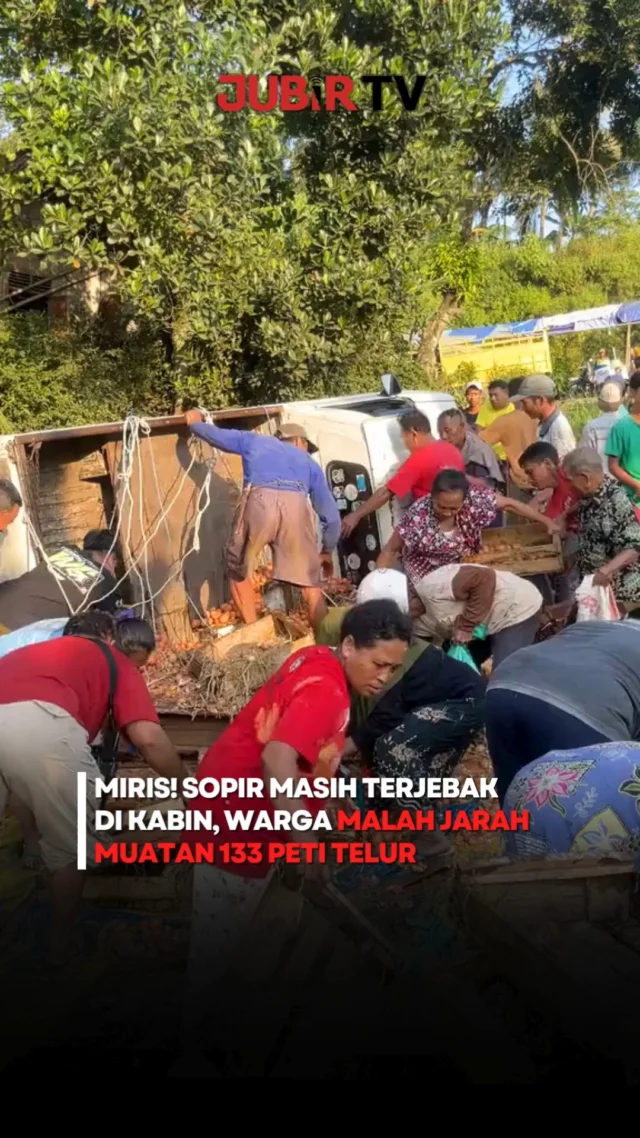 Sebuah mobil pikap bermuatan 133 peti telur mengalami kecelakaan tunggal di Desa Kutawis, Kecamatan Bukateja, Kabupaten Purbalingga, Jawa Tengah, pada Minggu (28/6/2026).

Kecelakaan terjadi setelah sopir, Arif (50), berusaha menghindari sebuah mobil Avanza yang melaju di jalur tengah dekat tanjakan Jembatan Kali Kacangan. Pikap kemudian terguling hingga sopir dan seorang karyawannya sempat terjebak di dalam kabin.

Saat korban masih berusaha menyelamatkan diri, puluhan warga yang datang ke lokasi justru mengambil telur yang berserakan. Telur yang masih utuh disebut habis dibawa warga, sehingga Arif mengalami kerugian hingga puluhan juta rupiah.

Arif berharap warga yang sempat membawa telur bersedia mengembalikannya atau mengganti kerugian sebagai bentuk tanggung jawab.

Sc: Berbagai Sumber
Editor: Tino

#jubirtv #jubirtvnewscom #purbalingga #kecelakaan #viral #telur #pikapterguling #jawatengah #beritaterkini #faktaunik #news #indonesia