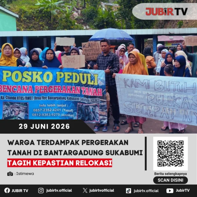 Warga terdampak pergerakan tanah di Kecamatan Bantargadung, Kabupaten Sukabumi, kembali menagih kepastian relokasi setelah berbulan-bulan hidup di pengungsian dan rumah kontrakan. Mereka berharap pemerintah segera merealisasikan hunian tetap agar bisa kembali menjalani kehidupan dengan rasa aman. 

Ketidakpastian relokasi membuat warga terus diliputi kecemasan. Sejauh mana perkembangan proses relokasi, apa kendala yang dihadapi, dan bagaimana respons pemerintah terhadap tuntutan warga?

📌 𝐈𝐧𝐟𝐨 𝐥𝐞𝐧𝐠𝐤𝐚𝐩𝐧𝐲𝐚 𝐜𝐞𝐤 𝐝𝐢 𝐬𝐭𝐨𝐫𝐲 & 𝐬𝐨𝐫𝐨𝐭𝐚𝐧

#jubirtv #jubirtvnewscom #sukabumi #bantargadung #pergerakantanah #relokasi #bencana #beritasukabumi #jawabarat #huntap #bpbd #infolokal