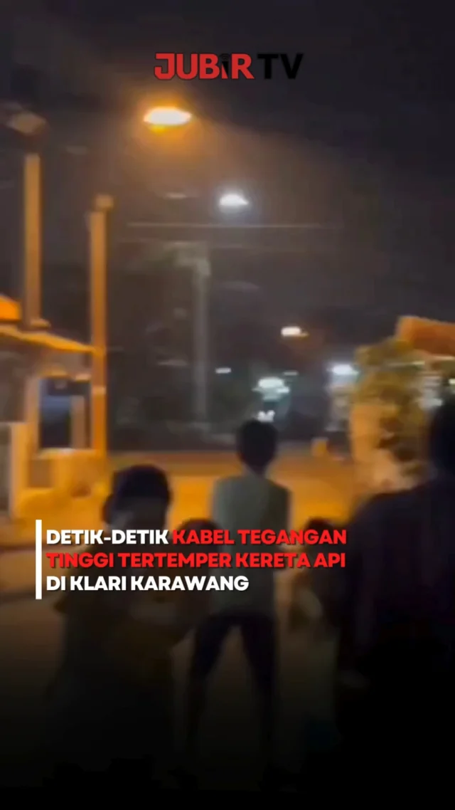 Sebuah insiden terjadi di perlintasan rel Anggadita, Kecamatan Klari, Kabupaten Karawang, Jawa Barat, Sabtu (27/6/2026) sekitar pukul 20.30 WIB.

Sebuah kabel tegangan tinggi yang menjuntai dilaporkan tersangkut atau tertemper kereta api yang tengah melintas. Akibat kejadian tersebut, perjalanan kereta sempat dihentikan sementara demi alasan keselamatan.

Tak hanya itu, pasokan listrik di sejumlah wilayah sekitar lokasi juga dilaporkan sempat mengalami gangguan.

Hingga kini, petugas masih melakukan penanganan di lokasi. Sementara penyebab kabel menjuntai dan dampak terhadap perjalanan kereta api masih dalam penyelidikan.

Sc: Berbagai Sumber
Editor: Tino

#jubirtv #jubirtvnewscom #karawang #klari #keretaapi #kabeltegangantinggi #perlintasankereta #jawabarat #beritaviral #infoterkini #beritahariini #viralindonesia