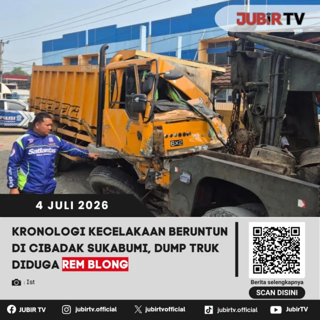 Kecelakaan lalu lintas beruntun yang melibatkan empat kendaraan terjadi di ruas Jalan Nasional Sukabumi–Bogor, tepatnya di Kampung Sekarwangi, Kelurahan Cibadak, Kecamatan Cibadak, Kabupaten Sukabumi, Sabtu (4/7/2026) sekitar pukul 01.00 WIB.
Insiden tersebut mengakibatkan sopir truk boks pengangkut minuman dalam kemasan terjepit di dalam kabin yang ringsek. Petugas membutuhkan waktu beberapa jam untuk mengevakuasi korban karena harus memotong bagian bodi kendaraan.
Kanit Gakkum Satlantas Polres Sukabumi, Ipda Wangsit Edi Wibowo, mengatakan kecelakaan diduga bermula saat dump truk bernomor polisi Z 8247 YB yang melaju dari arah Sukabumi menuju Bogor mengalami gangguan pada sistem pengereman saat melintas di Jembatan Sekarwangi.

📌 𝐈𝐧𝐟𝐨 𝐥𝐞𝐧𝐠𝐤𝐚𝐩𝐧𝐲𝐚 𝐜𝐞𝐤 𝐝𝐢 𝐬𝐭𝐨𝐫𝐲 & 𝐬𝐨𝐫𝐨𝐭𝐚𝐧

#jubirtv #jubirtvnewscom #sukabumi #kabupatensukabumi #lakalantas #kecelakaan