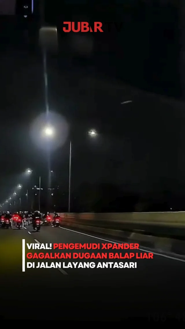 Aksi yang diduga sebagai upaya mengosongkan jalan untuk balap liar terekam di Jalan Layang Antasari, Jakarta Selatan, pada Sabtu dini hari (27/6/2026). Dalam video yang beredar, sejumlah kendaraan disebut diminta berhenti agar ruas jalan di depan kosong dan bisa digunakan sebagai lintasan balap motor.

Namun, seorang pengemudi Mitsubishi Xpander tetap menghentikan kendaraannya di barisan paling depan sehingga jalur tidak sepenuhnya kosong. Tindakannya langsung menarik perhatian dan menuai pujian dari banyak warganet karena dinilai berani menghalangi dugaan aksi balap liar.

Hingga kini, belum ada keterangan resmi dari kepolisian terkait kronologi maupun kebenaran peristiwa yang terekam dalam video tersebut.

Sc: Berbagai Sumber
Editor: Tino

#jubirtv #jubirtvnewscom #balapliar #antasari #jakartaselatan #viral #xpander #otomotif #pengendaramobil #lalulintas #indonesia #fyp