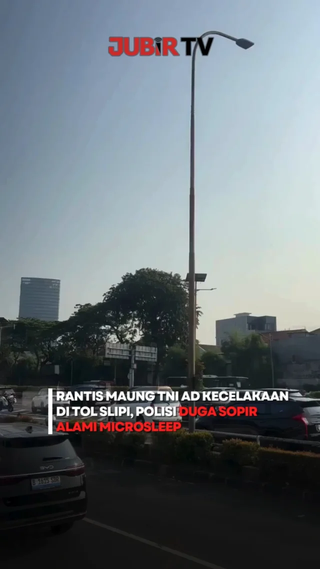 Sebuah kendaraan taktis Maung milik TNI AD mengalami kecelakaan tunggal di Jalan Tol Dalam Kota arah Slipi, Jakarta Barat, Kamis (9/7/2026) pagi.

Kendaraan berpelat dinas TNI tersebut menabrak pembatas jalan hingga merobohkan tiang rambu penunjuk arah di dekat Exit Tol Slipi Petamburan.

Menurut keterangan kepolisian, kecelakaan diduga terjadi karena pengemudi mengantuk atau mengalami microsleep, sehingga kendaraan kehilangan kendali saat melintas.

Akibat insiden tersebut, dua penumpang mengalami luka-luka dan telah dilarikan ke RSAD Ridwan Meuraksa untuk mendapatkan perawatan. Sementara arus lalu lintas di sekitar lokasi sempat tersendat sebelum kembali normal usai proses evakuasi selesai.

Sc: Berbagai Sumber
Editor: Tino

#jubirtv #jubirtvnewscom #maung #tni #kecelakaan #tolslipi #jakartabarat #microsleep #lakalantas #beritahariini #viral