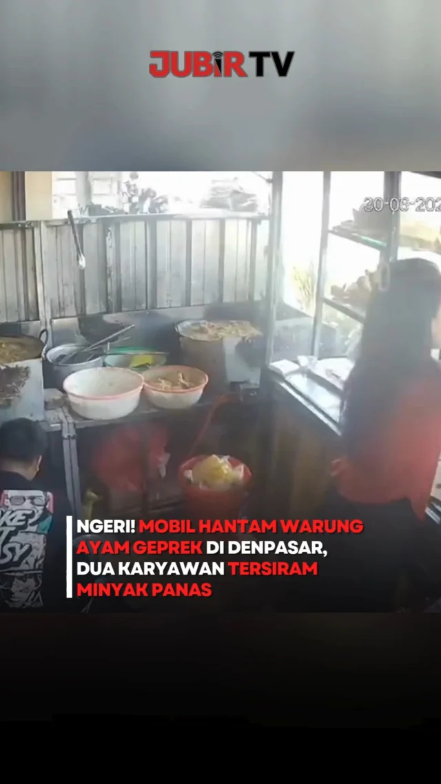 Sebuah mobil mengalami kecelakaan di Jalan Ahmad Yani Utara, Denpasar, Bali, pada Selasa (30/6/2026) setelah diduga kehilangan kendali.

Sebelum menghantam sebuah warung ayam geprek, mobil tersebut lebih dulu menabrak sejumlah sepeda motor yang terparkir hingga terdorong masuk ke dalam warung. Benturan itu menyebabkan dua karyawan terkena siraman minyak goreng panas yang sedang digunakan untuk memasak.

Kedua korban langsung dilarikan ke rumah sakit untuk mendapatkan perawatan medis. Sementara itu, polisi masih menyelidiki penyebab pasti kecelakaan. Dugaan awal mengarah pada microsleep atau hilangnya konsentrasi sesaat saat pengemudi mengemudi.

Sc: Berbagai Sumber
Editor: Tino

#jubirtv #jubirtvnewscom #denpasar #bali #kecelakaan #microsleep #viral #ayamgeprek #beritaterkini #news #indonesia #lakalantas