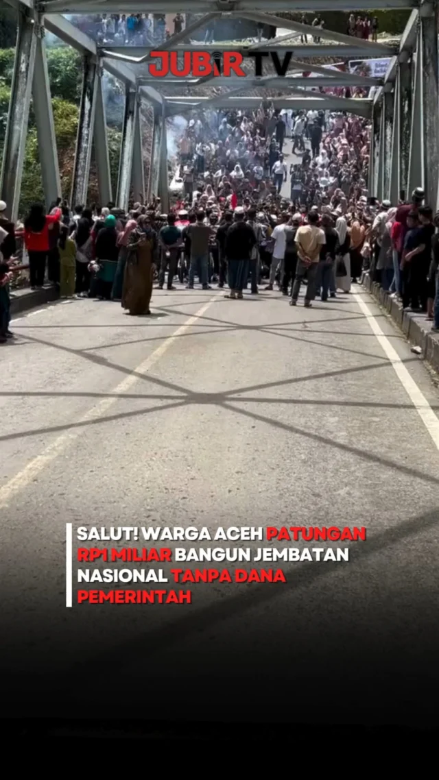 Jalan dan Jembatan Enang-Enang di Kecamatan Pintu Rime Gayo, Kabupaten Bener Meriah, Aceh, akhirnya kembali dibuka untuk umum setelah hampir satu tahun terputus akibat longsor pada November 2025.

Yang menarik, akses vital menuju kawasan Dataran Tinggi Gayo itu diperbaiki sepenuhnya melalui gotong royong masyarakat. Sejak Mei 2026, warga menggalang dana secara swadaya hingga mencapai sekitar Rp1 miliar tanpa menggunakan anggaran pemerintah.

Dana tersebut digunakan untuk memperbaiki jalan dan jembatan agar kembali bisa dilalui masyarakat. Peresmian yang digelar pada Kamis, 2 Juli 2026, berlangsung penuh haru. Sejumlah warga bahkan tampak meneteskan air mata karena akses yang menjadi urat nadi perekonomian akhirnya kembali berfungsi.

Sebelumnya, proses pembangunan sempat menjadi sorotan setelah Balai Pelaksanaan Jalan Nasional (BPJN) Aceh menghentikan sementara pekerjaan dengan alasan faktor keselamatan. Setelah menuai kritik publik, BPJN memberikan klarifikasi sekaligus menyampaikan permohonan maaf.

Meski jalur sudah kembali dibuka, masyarakat tetap berharap pemerintah segera membangun jembatan permanen agar akses transportasi menuju kawasan Dataran Tinggi Gayo menjadi lebih aman dan berkelanjutan.

Sc: Berbagai Sumber
Editor: Tino

#jubirtv #jubirtvnewscom #aceh #benermeriah #jembatanenangenang #jalannasional #gotongroyong #viralaceh #beritaviral #infrastruktur #longsor #indonesia