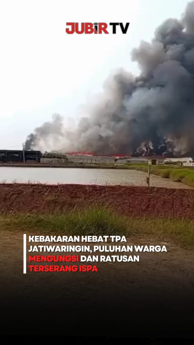Kebakaran besar melanda Tempat Pembuangan Akhir (TPA) Jatiwaringin, Kecamatan Mauk, Kabupaten Tangerang, sejak Selasa (30/6/2026) dan hingga kini api masih belum berhasil dipadamkan.

Petugas mengalami kendala karena titik api berada di tumpukan sampah yang sulit dijangkau, ditambah angin kencang serta keterbatasan pasokan air. Sedikitnya 10 unit mobil pemadam dan helikopter water bombing dikerahkan untuk mempercepat proses pemadaman.

Akibat kebakaran tersebut, sekitar 15 hektare area TPA terbakar. Sebanyak 30 kepala keluarga atau 52 warga mengungsi akibat kepulan asap, sementara 154 orang mengalami gejala ISPA, mayoritas balita dan ibu hamil.

Hingga kini, penyebab kebakaran masih dalam penyelidikan. Pemerintah Kabupaten Tangerang telah menetapkan status penanganan dari siaga menjadi tanggap darurat.

Sc: Berbagai Sumber
Editor: Tino

#jubirtv #jubirtvnewscom #tangerang #tpajatiwaringin #kebakaran #bpbd #ispa #pemadamkebakaran #beritaterkini #viral #infoindonesia #news