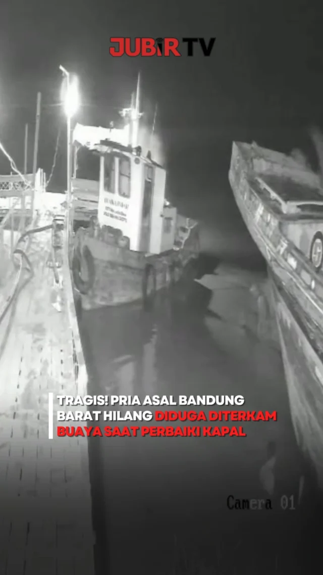 Seorang pria asal Kabupaten Bandung Barat dilaporkan hilang setelah diduga diterkam buaya saat memperbaiki kapal di Sungai Dusun I, Desa Teluk Betung, Kecamatan Pulau Rimau, Kabupaten Banyuasin, Sumatera Selatan, Senin (6/7/2026) dini hari.

Korban disebut tengah memperbaiki kapalnya sekitar pukul 01.53 WIB ketika seekor buaya diduga tiba-tiba muncul dan menyeretnya ke dalam sungai. Hingga kini, korban masih dalam pencarian oleh tim SAR gabungan bersama Ditpolairud Polda Sumatera Selatan.

Polisi mengimbau masyarakat yang beraktivitas di kawasan perairan Banyuasin agar lebih waspada karena wilayah tersebut dikenal sebagai habitat buaya liar.

Semoga proses pencarian berjalan lancar dan korban segera ditemukan.

Sc: Berbagai Sumber
Editor: Tino

#jubirtv #jubirtvnewscom #buaya #diterkambuaya #banyuasin #sumsel #bandungbarat #timsar #poldasumsel #beritaviral #kejadianviral
