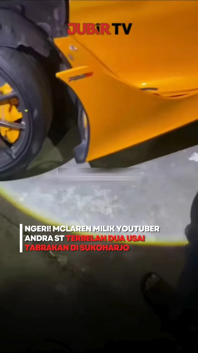 Sebuah mobil sport McLaren yang dikendarai YouTuber dan content creator Andra ST mengalami kecelakaan tunggal di depan Indomaret Telukan, Kecamatan Grogol, Kabupaten Sukoharjo, Jawa Tengah, Rabu (8/7/2026) dini hari.

Mobil tersebut menghantam pagar, tiang telepon, dan tiang listrik hingga terbelah menjadi dua. Meski mengalami kerusakan yang sangat parah, pengemudi dan penumpang dilaporkan selamat serta telah dievakuasi ke rumah sakit untuk mendapatkan perawatan.

Menurut keterangan polisi, kecelakaan diduga terjadi karena pengemudi kehilangan konsentrasi saat berkendara. Sementara itu, Andra ST melalui unggahan di media sosial menyebut insiden diduga dipicu ban yang selip hingga mobil kehilangan kendali.

Saat ini, penyebab pasti kecelakaan masih dalam penyelidikan pihak kepolisian.

Sc: Berbagai Sumber
Editor: Tino

#jubirtv #jubirtvnewscom #andrast #mclaren #kecelakaan #supercar #sukoharjo #jawatengah #lakalantas #mobilsport #beritaviral