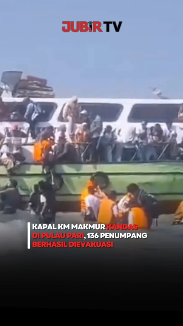 Kapal angkut tradisional KM Makmur yang membawa sekitar 150 penumpang dilaporkan kandas di Muara Pulau Pari, Kepulauan Seribu, pada Minggu (5/7/2026).

Dinas Perhubungan DKI Jakarta bersama BPBD langsung mengerahkan sejumlah kapal untuk melakukan evakuasi. Sebanyak 136 penumpang berhasil dievakuasi ke Pulau Pramuka dalam kondisi selamat, sementara 14 penumpang yang merupakan warga Pulau Pari tidak ikut dievakuasi.

Berkat respons cepat dan koordinasi antarinstansi, seluruh proses evakuasi berlangsung lancar tanpa adanya korban jiwa.

Sc: Berbagai Sumber
Editor: Tino

#jubirtv #jubirtvnewscom #kepulauanseribu #pulaupari #kmmakmur #evakuasi #dishubdki #bpbddki #beritaterkini #viral #kecelakaanlaut #indonesia
