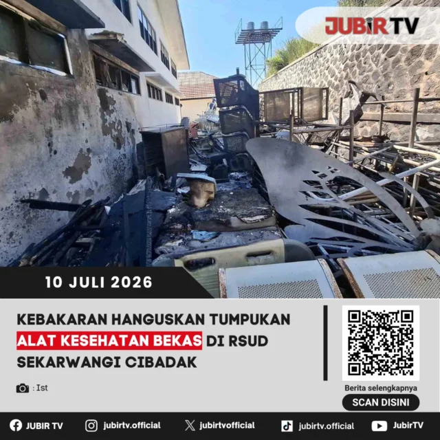 Kebakaran terjadi di area belakang Gedung Instalasi Pemeliharaan Sarana dan Prasarana Rumah Sakit (IPSRS) RSUD Sekarwangi Cibadak, Kabupaten Sukabumi.
Peristiwa tersebut terjadi pada Jumat (10/7/2026) sekitar pukul 10.45 WIB. Api membakar tumpukan barang-barang bekas, diantaranya alat kesehatan bekas yang sudah tidak digunakan.
Petugas pemadam kebakaran mengerahkan empat unit mobil pemadam untuk memadamkan api, terdiri atas dua unit dari Pos Cibadak, serta masing-masing satu unit dari Pos Cisaat dan Pos Parungkuda.

📌 𝐈𝐧𝐟𝐨 𝐥𝐞𝐧𝐠𝐤𝐚𝐩𝐧𝐲𝐚 𝐜𝐞𝐤 𝐝𝐢 𝐬𝐭𝐨𝐫𝐲 & 𝐬𝐨𝐫𝐨𝐭𝐚𝐧

#jubirtv #jubirtvnewscom #kebakaran #rsudsekarwangi #sijagomerah
