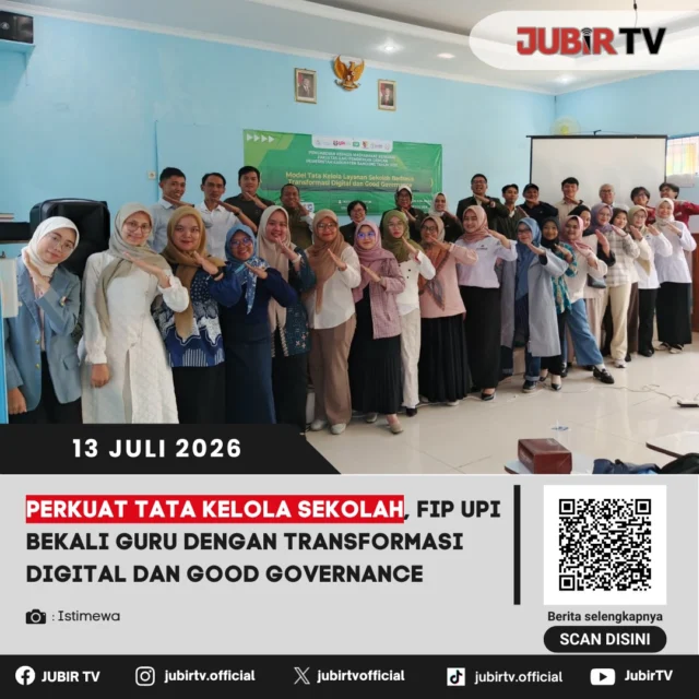 🎓 Penguatan tata kelola sekolah di era digital menjadi fokus Fakultas Ilmu Pendidikan (FIP) UPI. Para guru dibekali pemahaman tentang transformasi digital dan prinsip good governance untuk meningkatkan kualitas pendidikan. 

Melalui pembekalan ini, guru diharapkan mampu memanfaatkan teknologi secara optimal, menerapkan tata kelola yang transparan dan akuntabel, serta menghadirkan inovasi dalam proses pembelajaran. Langkah ini menjadi bagian dari upaya menciptakan pendidikan yang adaptif terhadap perkembangan zaman.

📌 𝐈𝐧𝐟𝐨 𝐥𝐞𝐧𝐠𝐤𝐚𝐩𝐧𝐲𝐚 𝐜𝐞𝐤 𝐝𝐢 𝐬𝐭𝐨𝐫𝐲 & 𝐬𝐨𝐫𝐨𝐭𝐚𝐧

#jubirtv #jubirtvnewscom #pendidikan #guru #fipupi #upi #transformasidigital #goodgovernance #sekolah #edukasi