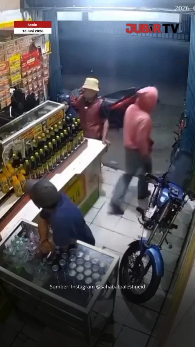 Aksi seorang remaja berinisial IK (18) yang diduga meresahkan warga di Kecamatan Citeureup, Kabupaten Bogor, akhirnya dihentikan polisi.

Jajaran Polsek Citeureup bersama Tim Resmob Polres Bogor menangkap IK di kediamannya di Desa Puspanegara, Kamis (16/7/2026). Berdasarkan hasil penyelidikan, pelaku diduga melakukan pengancaman menggunakan sebilah golok di dua lokasi berbeda dalam satu malam, yakni di sebuah warung jamu kawasan Kamurang dan warung kelontong di Kelurahan Puspanegara.

Polisi juga mengamankan barang bukti berupa sebilah golok yang diduga digunakan saat beraksi. Saat ini, pelaku telah diamankan di Mapolsek Citeureup untuk menjalani proses hukum lebih lanjut.

Sc: Berbagai Sumber
Editor: Tino

#jubirtv #jubirtvnewscom #bogor #citeureup #polresbogor #polisi #premanisme #kriminal #jawabarat #beritahariini #viral