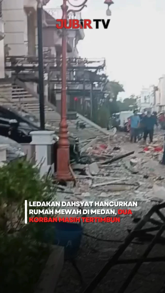 Ledakan hebat menghancurkan sebuah rumah mewah di Kompleks Grand Polonia, Kota Medan, Sumatera Utara, Senin (20/7/2026).

Insiden tersebut merobohkan bangunan utama, menghancurkan sebuah mobil Lexus, merusak Toyota Alphard, serta menyebabkan sedikitnya tujuh rumah di sekitar lokasi ikut terdampak.

Tim gabungan dari Basarnas, TNI, Polri, Brimob, dan Dinas Pemadam Kebakaran masih melakukan proses pencarian menggunakan drone thermal, alat USAR, dan peralatan ekstrikasi. Dari tujuh orang yang berada di lokasi, empat orang berhasil selamat, satu korban ditemukan meninggal dunia, sementara dua lainnya masih diduga tertimbun reruntuhan.

Hingga kini, penyebab ledakan masih dalam penyelidikan. Dugaan awal mengarah pada kebocoran pipa gas bawah tanah, namun kepolisian menegaskan penyebab pasti masih menunggu hasil investigasi.

Sc: Berbagai Sumber
Editor: Tino

#jubirtv #jubirtvnewscom #medan #grandpolonia #ledakan #sumaterautara #basarnas #breakingnews #beritahariini #viral #polisi