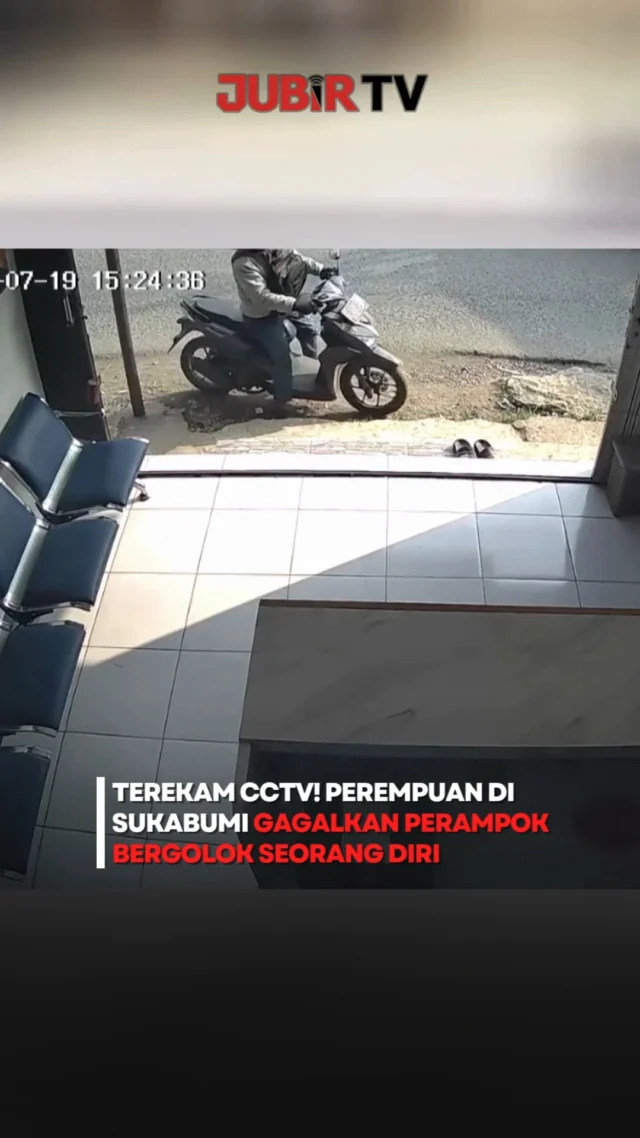 Keberanian seorang penjaga kios agen BRILink di Desa Nagrak Utara, Kecamatan Nagrak, Kabupaten Sukabumi, berhasil menggagalkan aksi percobaan perampokan bersenjata pada Minggu (19/7/2026).

Korban bernama Wita (26) nekat melawan saat pelaku yang membawa dua bilah golok meminta uang tunai. Meski mengalami luka gores pada jari tangannya, Wita berhasil membuat pelaku panik dan kabur tanpa membawa hasil.

Seluruh aksi tersebut terekam kamera CCTV dan kini menjadi barang bukti dalam penyelidikan. Hingga saat ini, pelaku masih dalam pencarian pihak berwajib.

Editor: Tino

#jubirtv #jubirtvnewscom #sukabumi #nagrak #perampokan #brilink #cctv #kriminal #beritasukabumi #jawabarat #viral