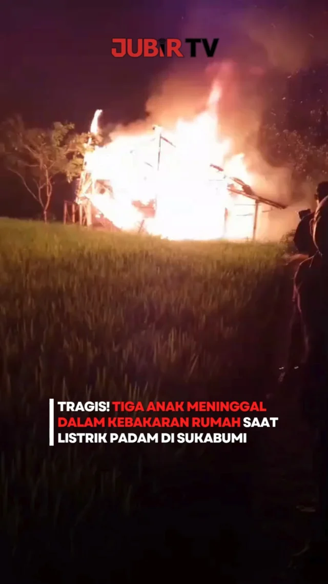 Innalillahi wa inna ilaihi raji'un.

Musibah kebakaran merenggut nyawa tiga anak di Kampung Babakan Bandung, Desa Wangunreja, Kecamatan Nyalindung, Kabupaten Sukabumi, Kamis (23/7/2026) malam.

Berdasarkan keterangan kepolisian, sebelum kejadian wilayah tersebut mengalami pemadaman listrik. Sebuah lilin digunakan sebagai penerangan di dalam rumah. Tak lama kemudian api muncul dan dengan cepat membesar hingga melalap bangunan yang didominasi material kayu dan bilik.

Dua penghuni lainnya, yakni sang nenek dan kakak korban, berhasil menyelamatkan diri. Sementara tiga anak ditemukan meninggal dunia setelah api berhasil dipadamkan oleh warga dan petugas.

Saat kejadian, kedua orang tua korban diketahui sedang berada di luar kota. Hingga kini, polisi masih melakukan penyelidikan untuk memastikan penyebab pasti kebakaran.

Turut berduka cita atas musibah ini. Semoga para korban mendapat tempat terbaik di sisi-Nya dan keluarga yang ditinggalkan diberi ketabahan.

Editor: Tino

#jubirtv #jubirtvnewscom #sukabumi #nyalindung #kebakaran #kebakaranrumah #beritasukabumi #jawabarat #beritaterkini #viral #tragedi